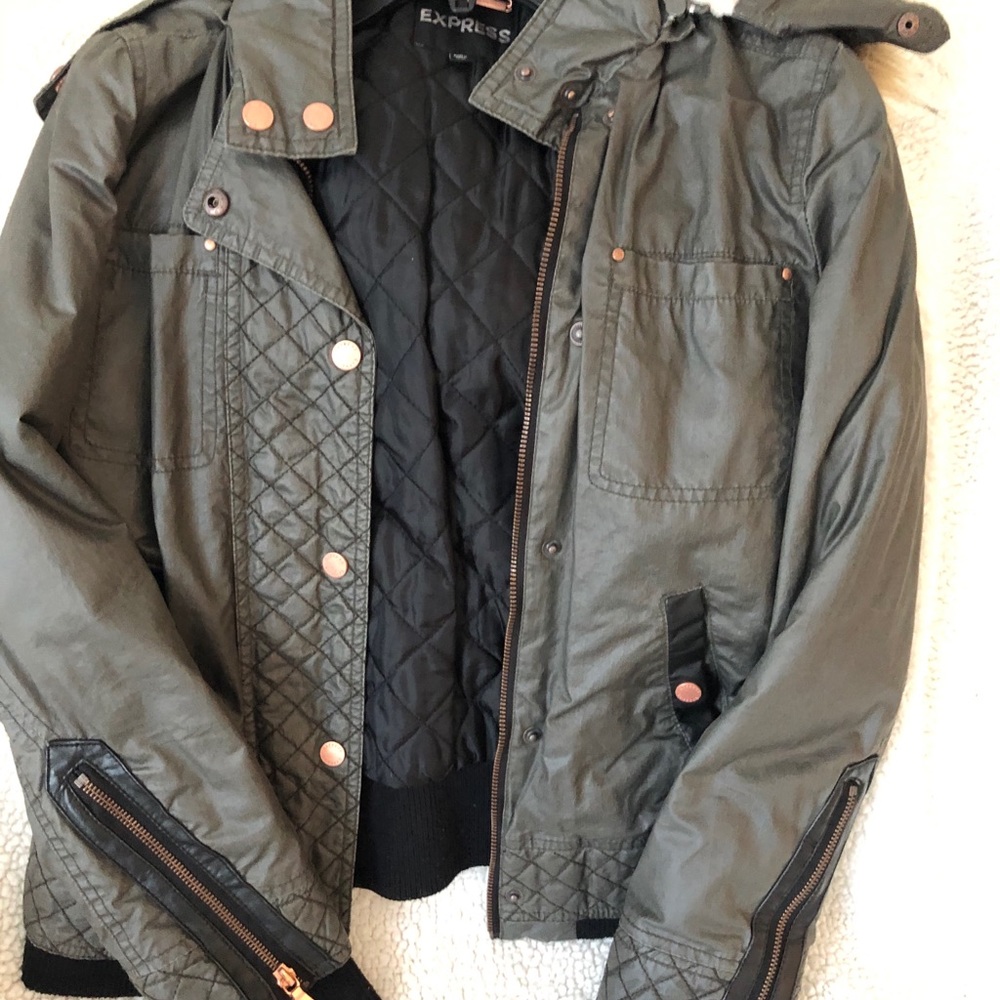 Express jacket with removable hood